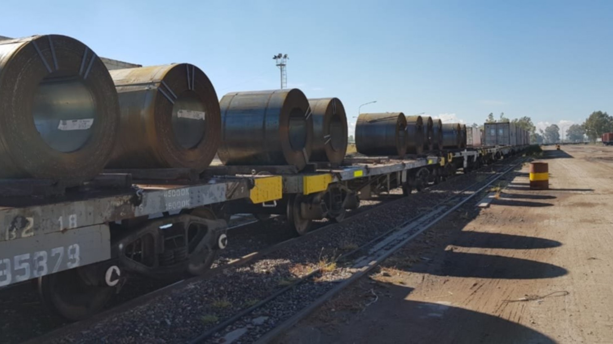 Roban hierros de la vías y hacen que un tren descarrile